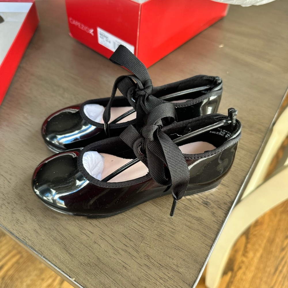 BRAND NEW never even tried on Capezio tap shoes